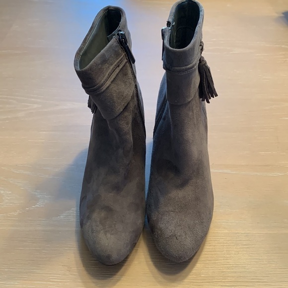 Bandolino Leather Booties with heels and tassels - Size 6.5, very good condition - Picture 3 of 9